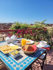 马拉喀什里亚德洛斯亚摩洛哥传统庭院住宅的阳台上的早餐桌