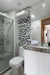 嘎林海斯港vemproCUPEPORTODEGALINHAS Casal ou Família no melhor apartamento de Porto de Galinhas的浴室配有卫生间、淋浴和盥洗盆。