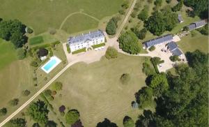 BrionChâteau La Mothaye - self catering apartments with pool in the Loire Valley的公园内大房子的空中景观