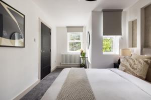 The Battersea Flat - Exquisite 2BDR Flat with Terrace客房内的一张或多张床位