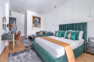 斯基亚索斯镇MR P. Boutique Residence的一间卧室配有一张大床和绿色床头板