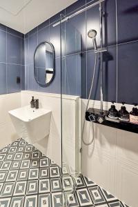 保宁市SN Hotel Daecheon的一间带水槽和镜子的浴室