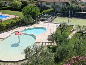 莫尼加派美雅公寓酒店的享有带网球场的游泳池的顶部景致