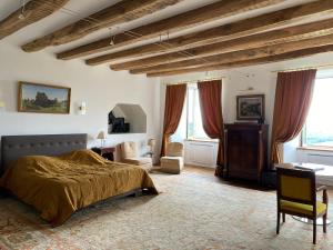 Curières普埃克住宿加早餐旅馆的卧室配有一张床、一张书桌和窗户。