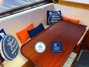 阿尔布费拉Stay in a Yacht - Algarve的船上的带枕头和桌子的长凳