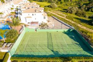 阿尔布费拉Villa Isabella的网球场和网球场的顶部景观