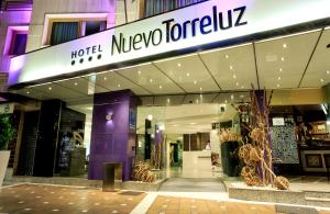 阿尔么丽亚努埃沃托雷卢兹酒店的一间拥有紫色外观的酒店前方的商店