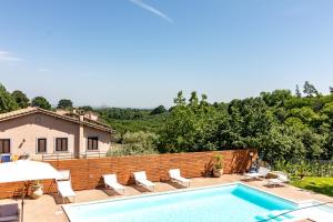 CarbognanoVilla Vacanze La Quercia的一个带椅子的游泳池以及一座房子
