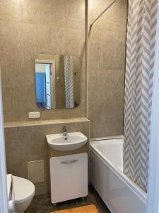 阿斯塔纳ЖК Sat City блок С的浴室配有盥洗盆、卫生间和浴缸。