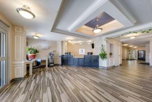 阿德莫尔Quality Inn & Suites的一间铺有硬木地板的大客厅