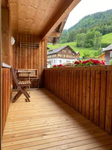 施科佩尔瑙Haus Emma的木制阳台设有长凳和桌子