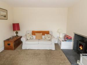 安南7 Cummertrees的客厅配有白色沙发和壁炉