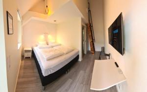 兰斯克鲁纳GEG Hotel的一间卧室配有一张床和一台平面电视