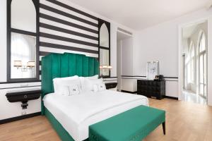 KonakEN Hotel Boutique Izmir的一间卧室配有一张白色大床和绿色床头板