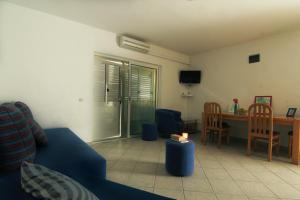 诺瓦利娅Apartments Nebeska的客厅配有蓝色的沙发和桌子