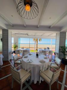 滨海罗克塔斯巴伊亚塞琳娜酒店的一间带桌椅的海景餐厅