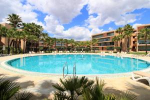 吉亚Albufeira Salgados Premium 1 With Pool by Homing的一座棕榈树和建筑的大型游泳池