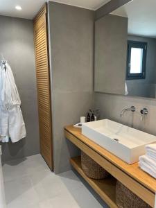 卡瓦拉MARAVILLA SUITES的浴室配有白色浴缸和水槽