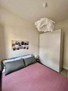 帕多瓦Padova Dream: flat in the heart of Padua的一间卧室配有一张带粉色毯子的床