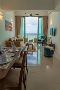 高尔Oceanfront Galle Apartment L4-10的客厅配有餐桌和沙发