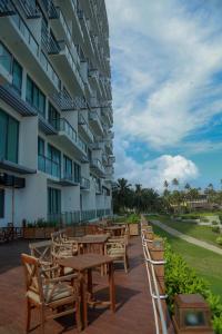 高尔Oceanfront Galle Apartment L4-10的建筑物前的一排桌椅