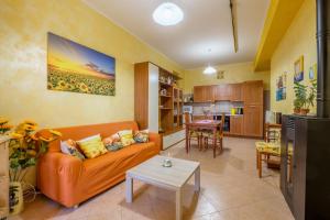 萨尔泰阿诺La Casa di Giovanna的客厅配有橙色沙发和桌子
