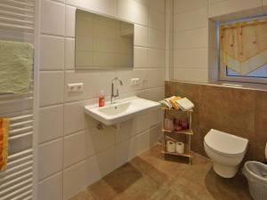 米尔施塔特兰德埃布拿旅馆的一间带水槽和卫生间的浴室