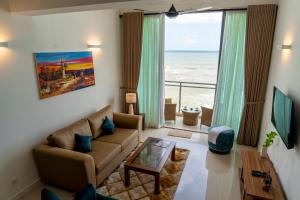 Oceanfront Galle Apartment L4-10的休息区