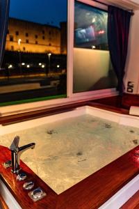 那不勒斯科沃德利安久依尼酒店的窗户客房内的盥洗盆