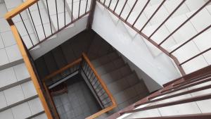 洛沃西采Ubytovací zařízení的从带楼梯的建筑的顶层欣赏美景