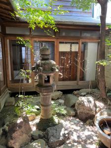 北九州Mojiko Guesthouse PORTO的房屋前的石火栓