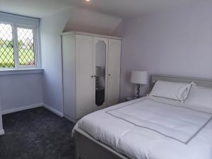 利默里克4 Bedroom, 15 min to Limerick city Quiet Retreat.的白色的卧室设有床和窗户