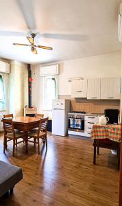卡梅拉诺Fuori Porta Apartment的一间带桌子的客厅和一间厨房