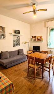 卡梅拉诺Fuori Porta Apartment的客厅配有桌子和沙发