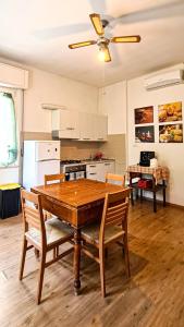 卡梅拉诺Fuori Porta Apartment的厨房配有木桌和两把椅子