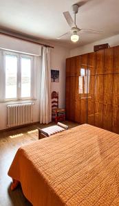 卡梅拉诺Fuori Porta Apartment的一间卧室设有一张大床和一个窗户。