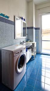 卡梅拉诺Fuori Porta Apartment的一间带盥洗盆的浴室内的洗衣机