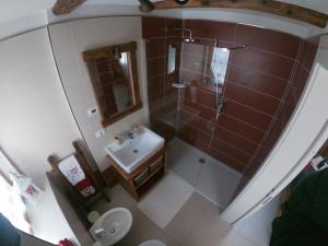 瓦托内切B&B Le Fió的享有带淋浴和盥洗盆的浴室的顶部景致。