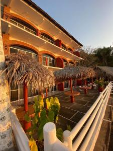 巴亚尔塔港Traditional Sierra Leon Oceanfront Rooms - Adults Only的庭院里一排雨伞的建筑