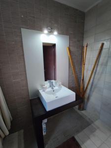 帕萨里迪Yiorgos, amazing sunset view house的浴室设有白色水槽和镜子