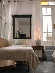 拉奥罗塔瓦Gato Azul - Coliving的一间卧室配有一张带大镜子的床
