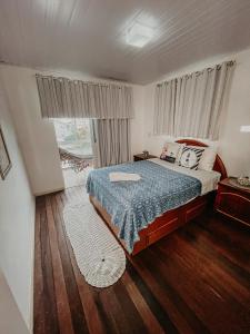 邦比尼亚斯Pousada Canto do Pescador的一间卧室设有一张床和一个窗口