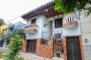 麦德林Ayenda Sarayu House的白色和红色的砖砌建筑,设有两个阳台