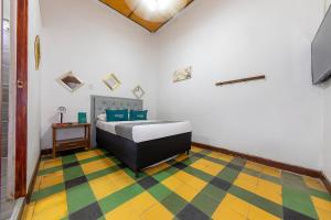 麦德林Ayenda Sarayu House的一间卧室配有一张床,铺有一个 ⁇ 板地板