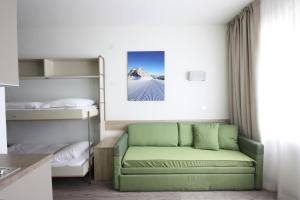 马里尔伊瓦Appartamenti Pradalago Marilleva 900的带沙发和双层床的客厅