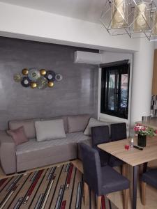萨索斯Villa Gallen的客厅配有沙发和桌子