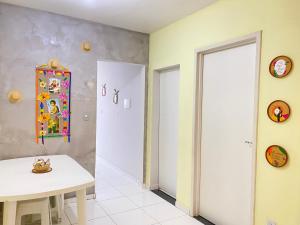 卡鲁阿鲁Casa 181 Alto do Moura的一间设有白色桌子和白色门的房间