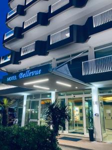 卡奥莱Hotel Bellevue的建筑上标有蓝色和白色的标志