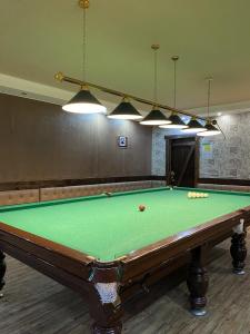 博罗沃耶AL BARAKA的配有设施的客房内的台球桌