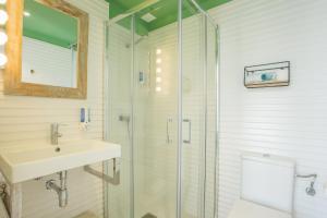 萨洛Seaborn Salou的带淋浴、盥洗盆和卫生间的浴室